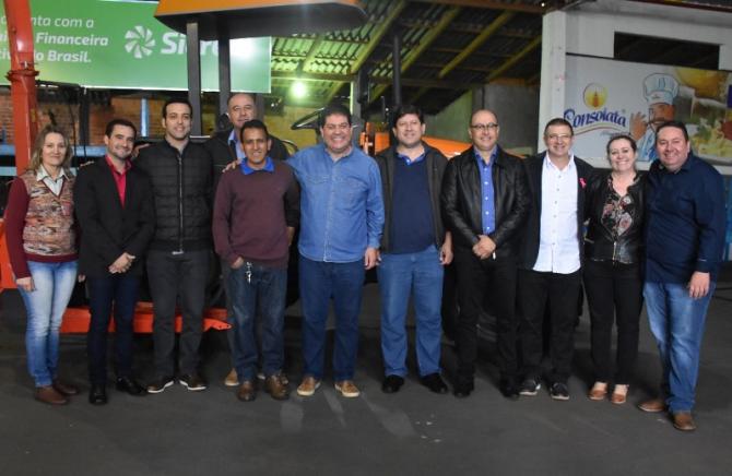 Vereadores entregam maquinário para comunidade do Campo Mendes